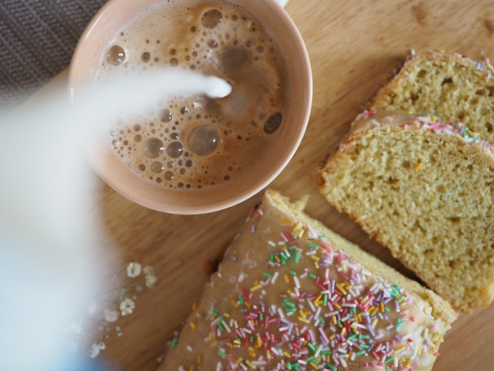 Gibt dir das Leben Konfetti, mach Kuchen draus – Der Gute-Laune-Konfettikuchen 🌈🧁